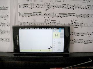譜面台に置いたスマートフォン